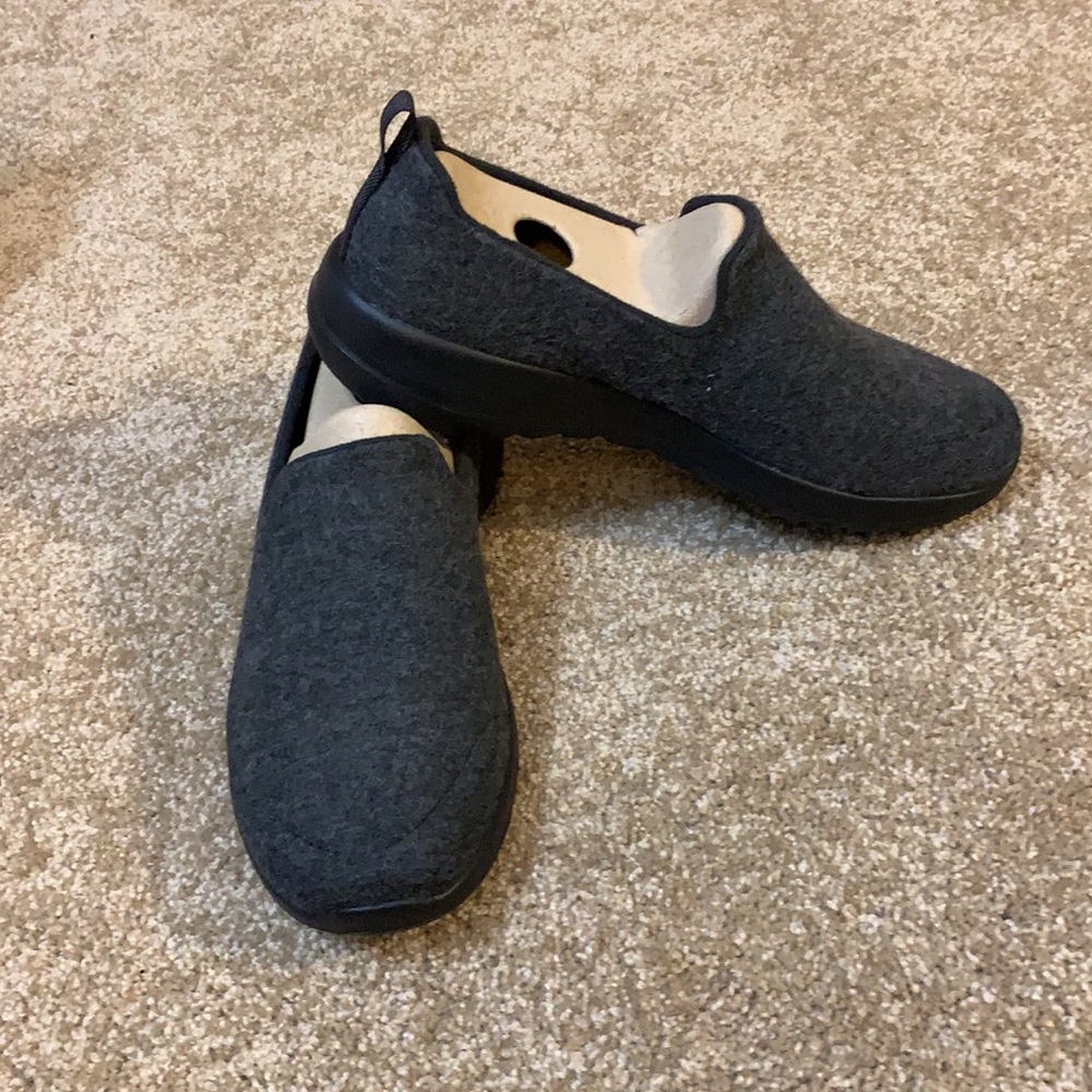 NEW IN BOX -Skechers Go Walk Joy Felt Shoes